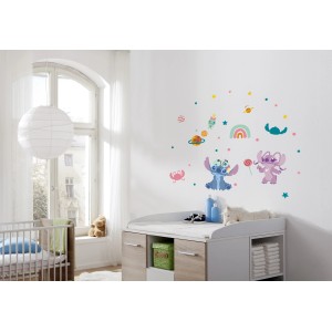 Wandsticker Stitch World von Komar im Kinderzimmer: Stitch, Regenbogen, Planeten und Sterne als Deko.