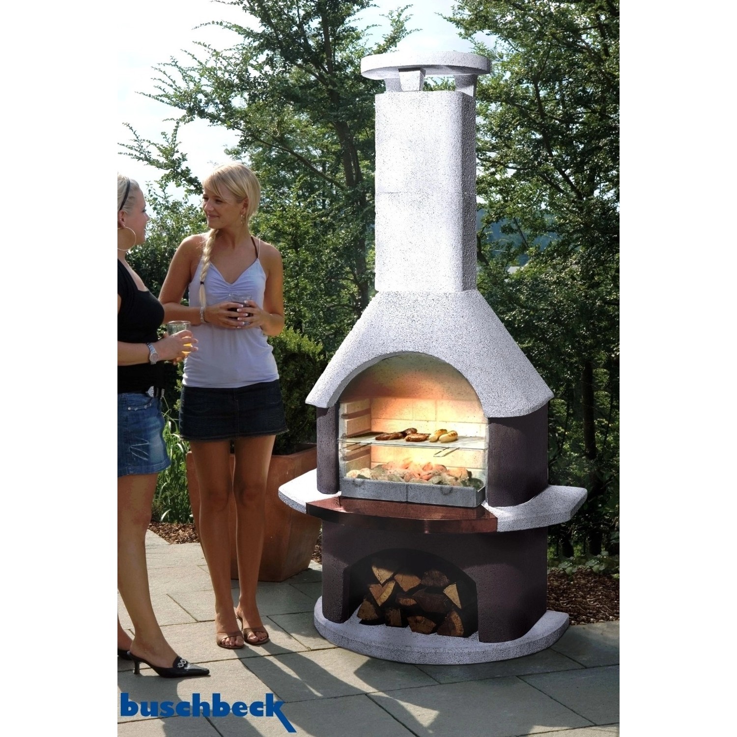 Buschbeck Gartengrillkamin San Remo in Weiß-Braun mit Grillrost und Holzfach.