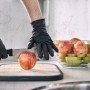 Schwarze Gebol Nitril Einweghandschuhe (Größe M) beim Schneiden eines Apfels.