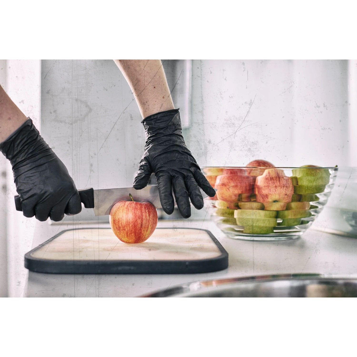 Schwarze Gebol Nitril Einweghandschuhe (Größe M) beim Schneiden eines Apfels.