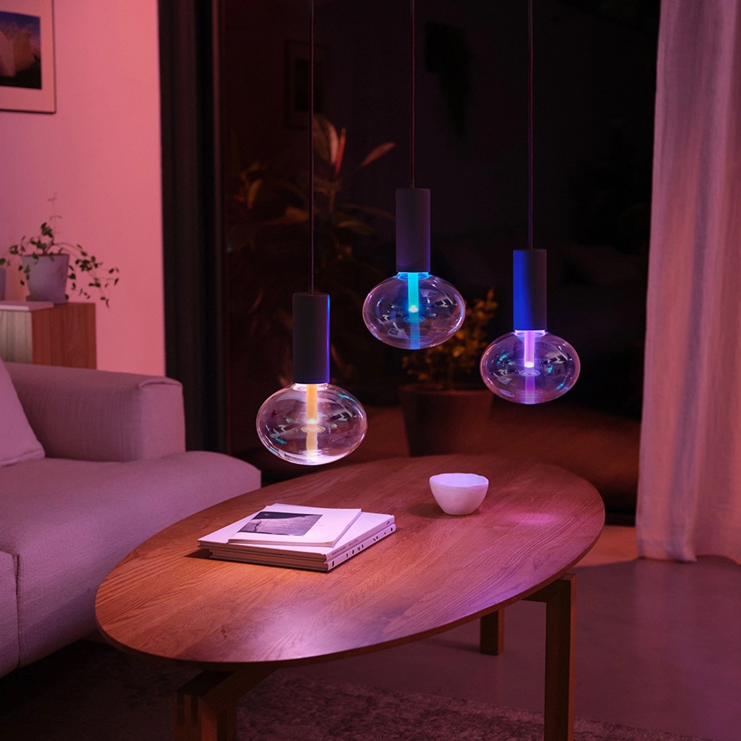 Philips Hue E27 LED Lightguide Ellipse mit Farbwechsel in Wohnraum-Szene.