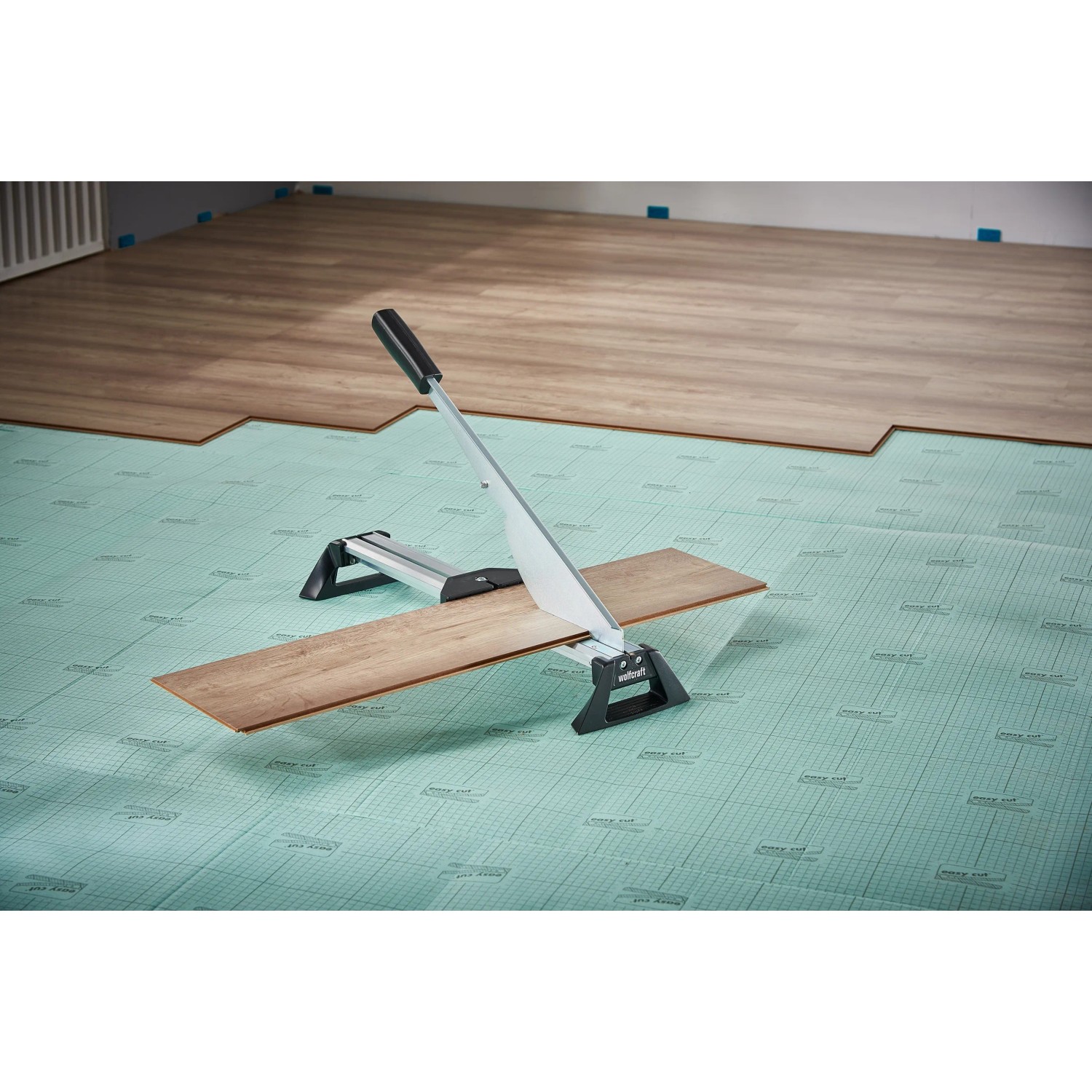 wolfcraft Laminatschneider LC 600 schneidet Laminat auf Trittschalldämmung. Werkzeug für präzise Laminatschnitte.