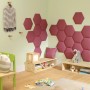 Quadratisches Wandkissen in Beere (30x30 cm) als Deko-Paneel an Kinderzimmerwand.