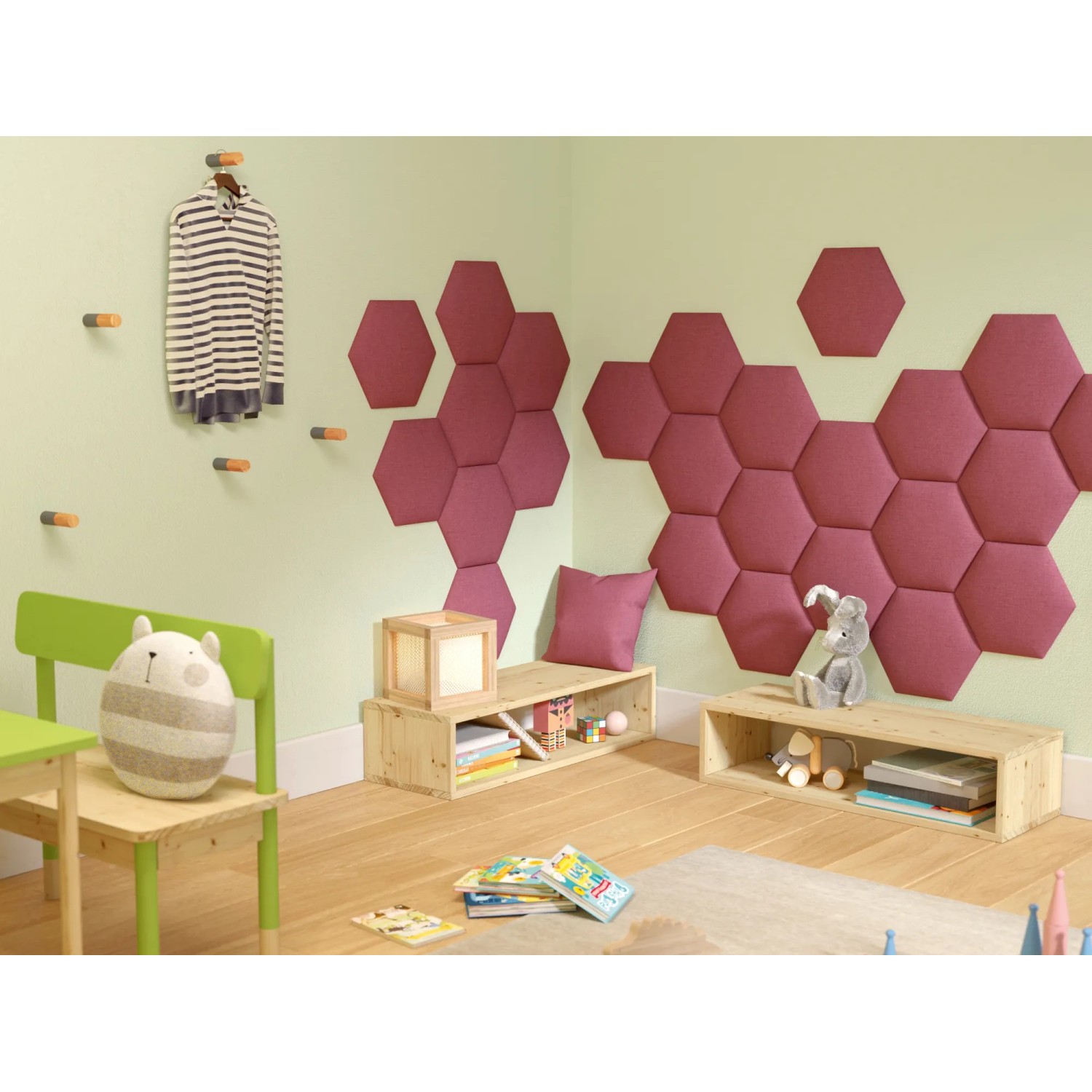 Quadratisches Wandkissen in Beere (30x30 cm) als Deko-Paneel an Kinderzimmerwand.