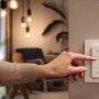 Philips Hue Dimmer Schalter in Benutzung zur Steuerung der Deckenleuchte.