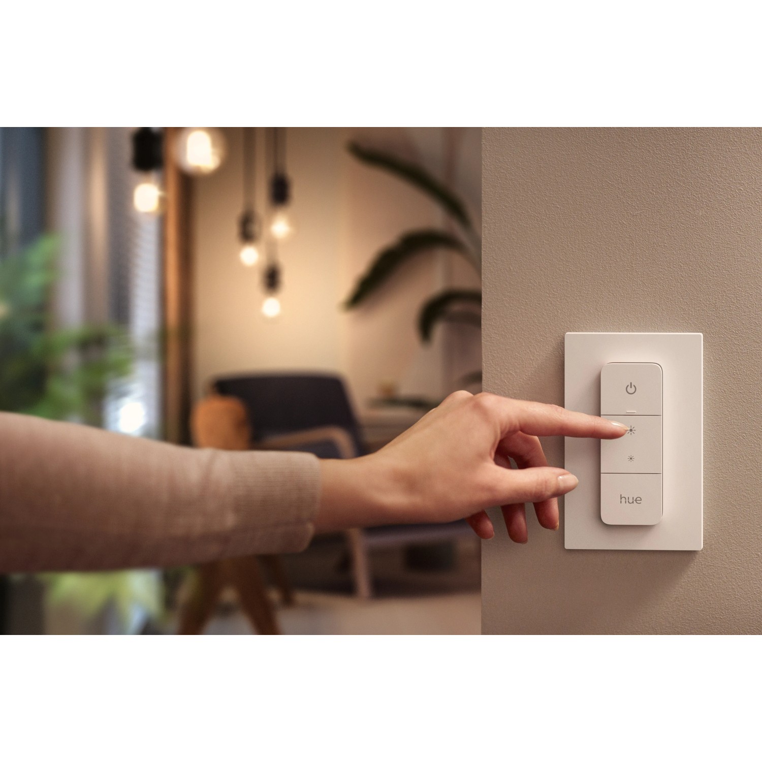 Philips Hue Dimmer Schalter in Benutzung zur Steuerung der Deckenleuchte.