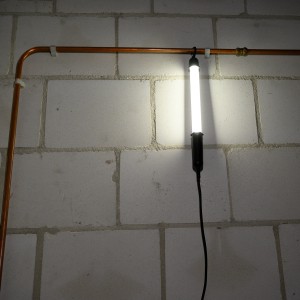 LED's Work LED-Handlampe (4W, 5000K) an Rohr hängend. Baustellenlampe mit kaltweißem Licht.