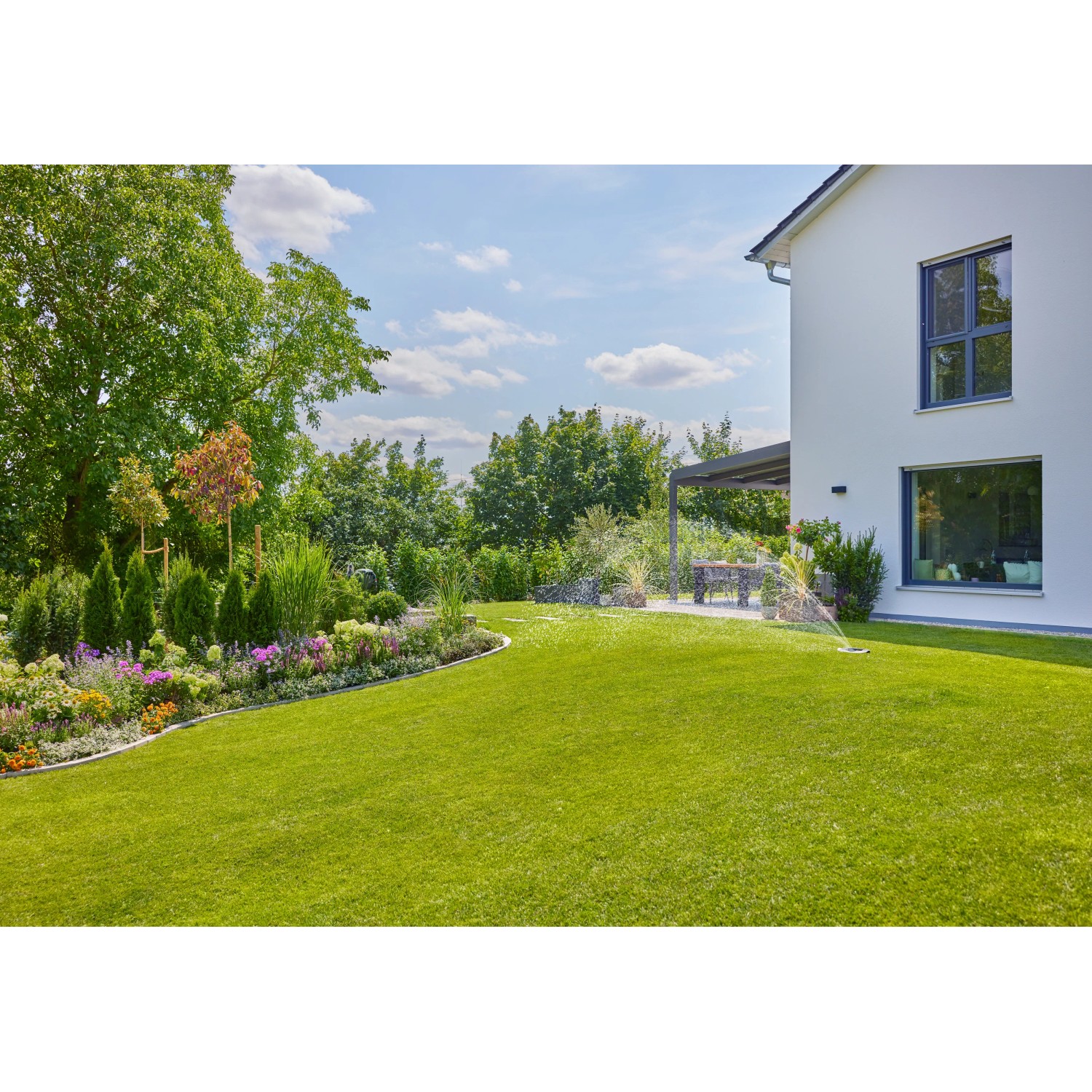 Gardena Pipeline AquaPrecise Rasenbewässerung im Garten, solarbetrieben.