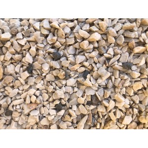 Nahaufnahme von Marmorsplitt Creme-Weiß (8-12 mm), ideal für Gartenwege und Zierflächen.