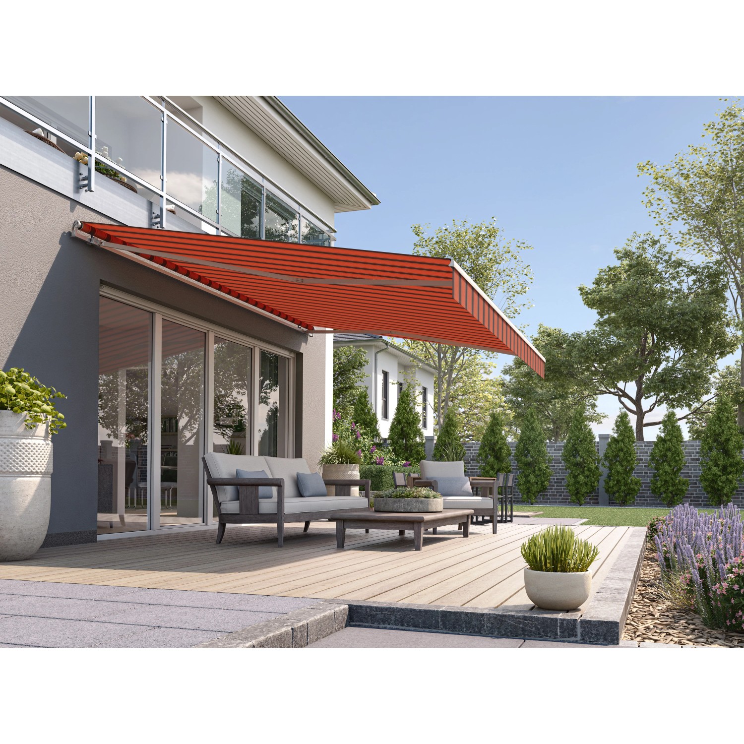Orange-braune Wismar Gelenkarmmarkise Classic, 300x200 cm, montiert an einer Hauswand über einer Terrasse.