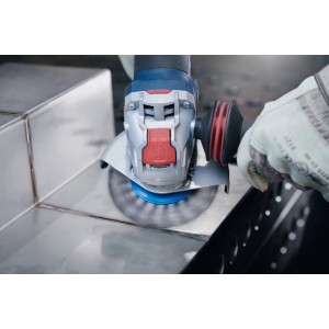 Bosch X-Lock Topfbürste Heavy for Metal Ø 75 mm im Einsatz auf Metalloberfläche.