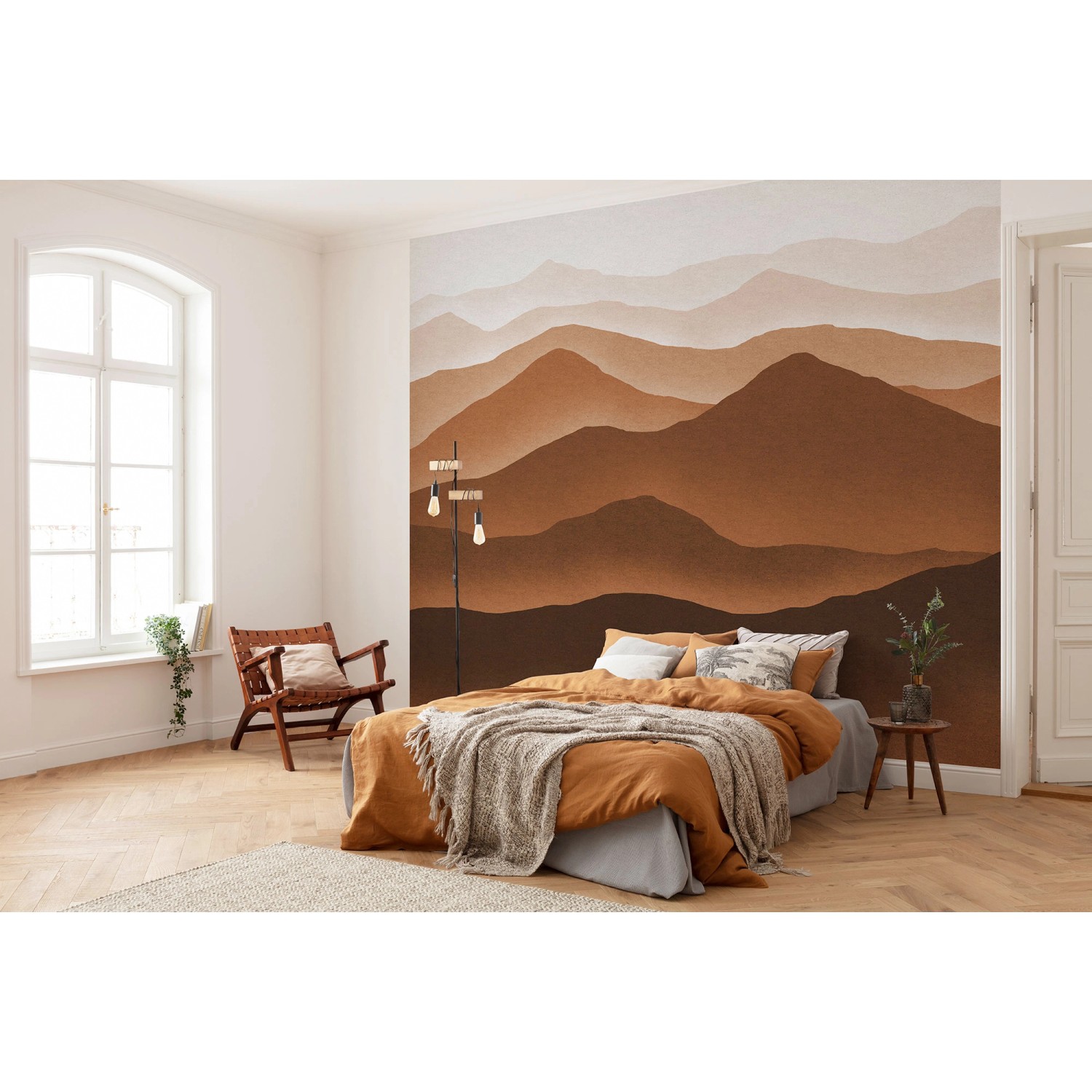 Komar Vliesfototapete Macchiato Mountains im Schlafzimmer mit braunen Bergen.