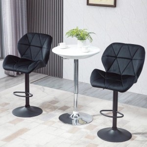 Zwei schwarze HOMCOM Barhocker mit drehbarem, gestepptem Sitz und verstellbarer Höhe, neben einem Bartisch.