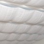 Weißes Palram Sonnensegel aus Stoff für Terrassenüberdachung, Detailansicht.