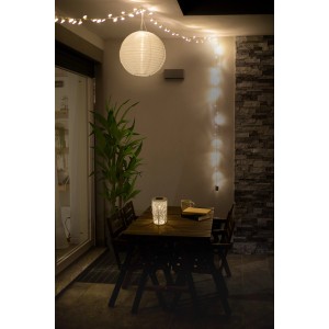 Näve LED-Solarleuchte, weiß, 20 cm, mit Waldeffekt, auf einem Tisch im Außenbereich.