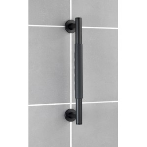 Schwarzer Wenko Wandhaltegriff Secura (40,5 cm) zur Sicherheit im Bad, montiert an grauer Wand.