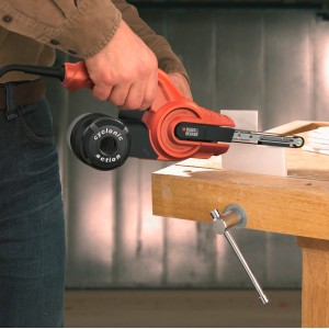 Black+Decker KA900E Powerfeile beim Schleifen von Material in einer Werkstatt.