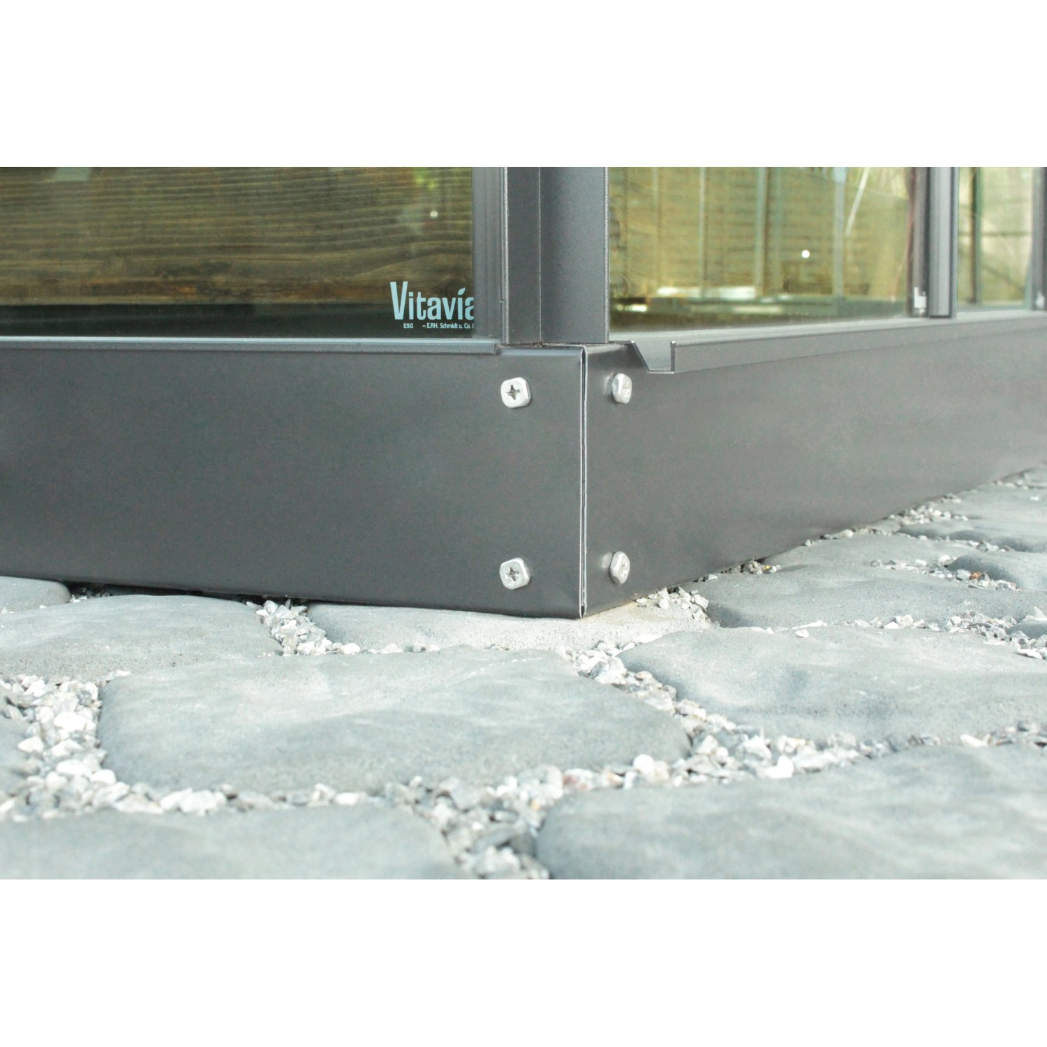 Detailaufnahme: Schwarzes Vitavia Fundament Venus 2500 für Gewächshaus, Stahl verzinkt.