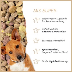 Brauner Hund mit weißer Brust blickt aus einem Haufen bunter Supravit Mix Super Trockenfutter-Kroketten.