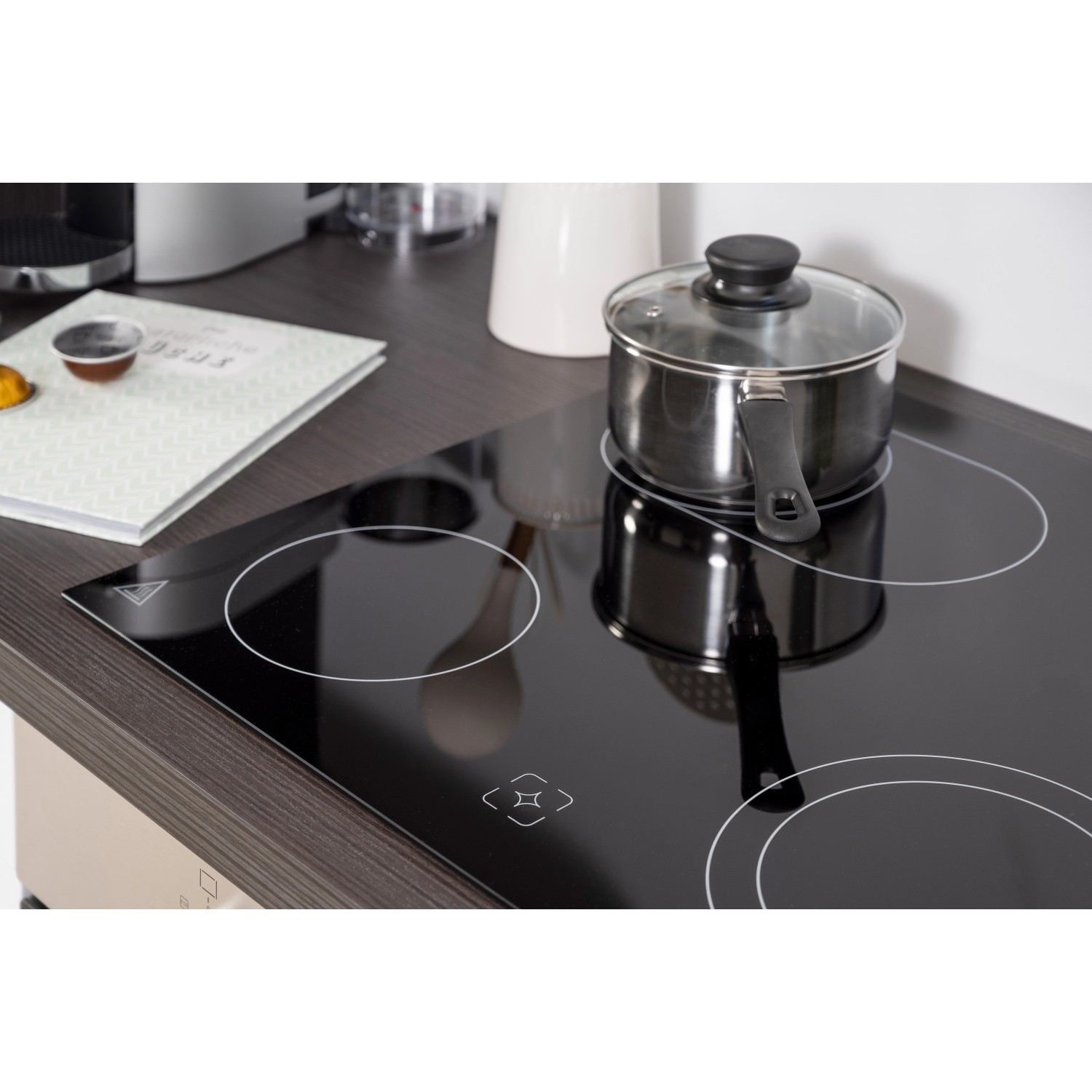 Detailaufnahme Glaskeramikkochfeld der Respekta Premium Küchenzeile in Grau Hochglanz-Eiche Grau mit Topf.