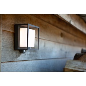 Moderne Lutec LED Solar-Wandleuchte Curtis mit Bewegungsmelder, Aluminium anthrazit.