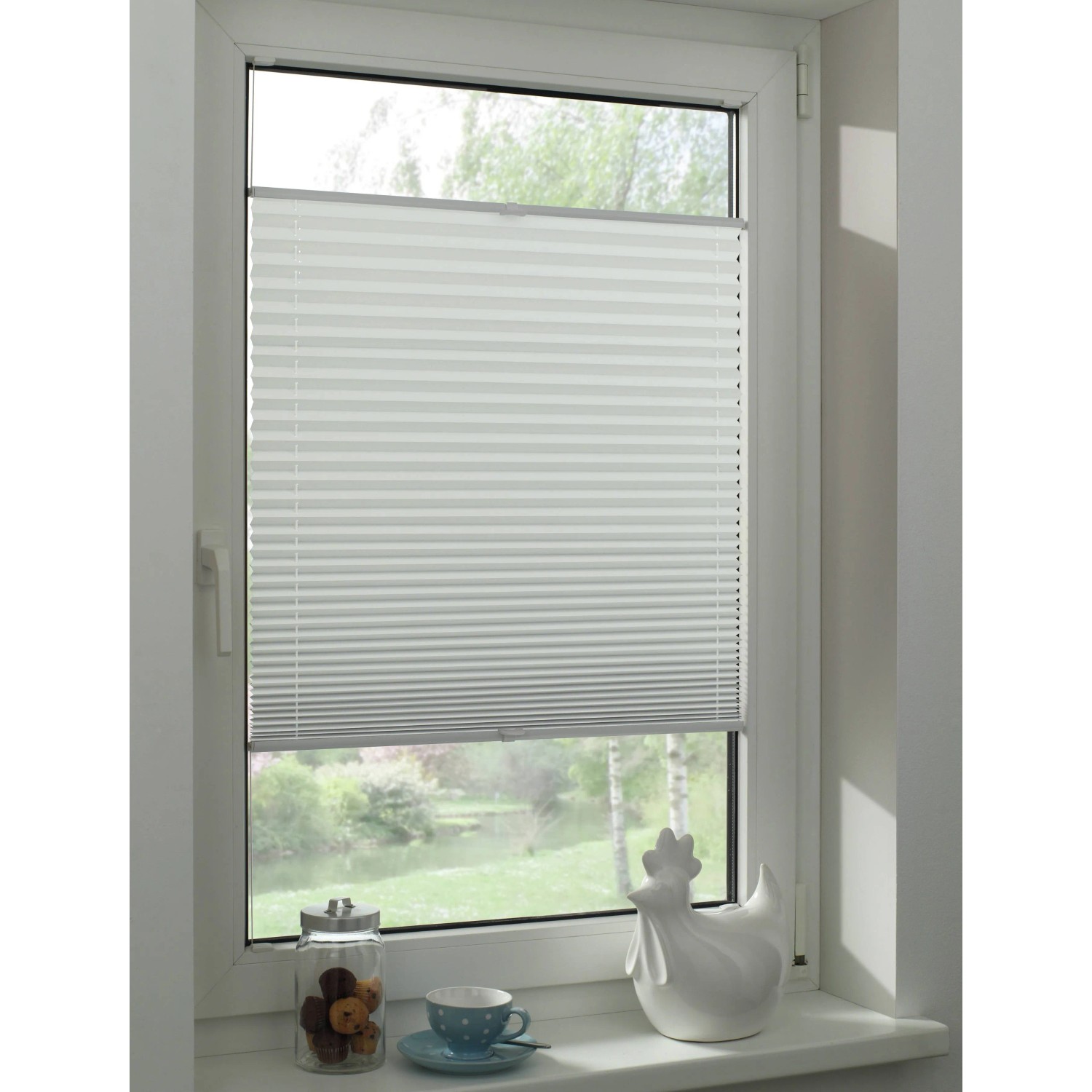 Weißes Gardinia Plissee Concept Thermo, 100x130 cm, am Fenster montiert.