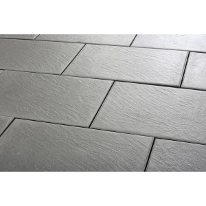 Verlegte, graue Terrassenplatten in Schieferoptik, 60x40 cm, mit feiner Struktur.