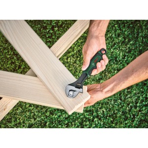 Bosch Rollgabelschlüssel im Einsatz: Schraubenschlüssel an Holzkonstruktion auf Rasen. Schlüssel & Abzieher.