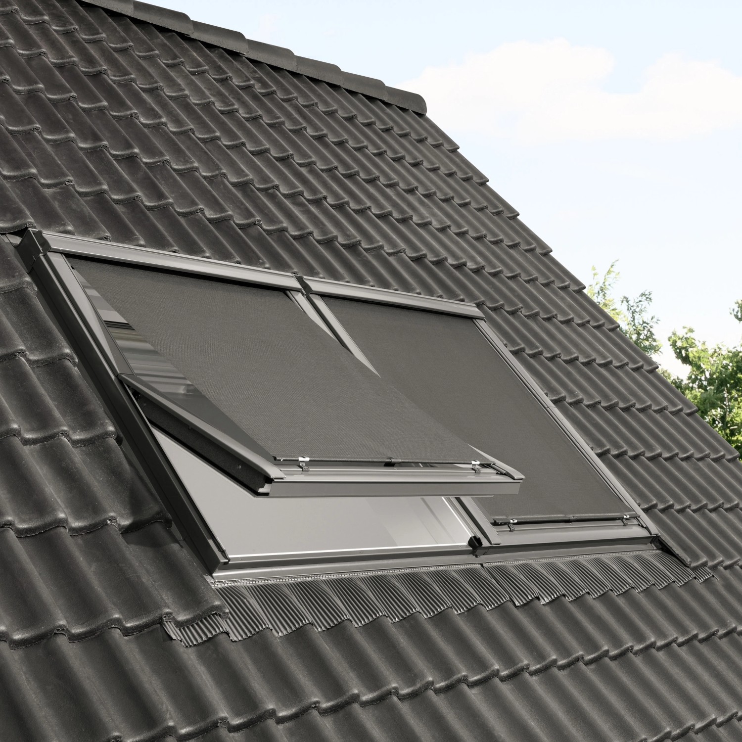 Velux Hitzeschutz-Markise MHL CK00 5060 am Dachfenster, außenliegend, für Hitzereduktion.