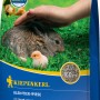 Kiepenkerl Kleintier-Wiese 4 kg: Verpackung mit Kaninchen und Küken auf Grünfläche.