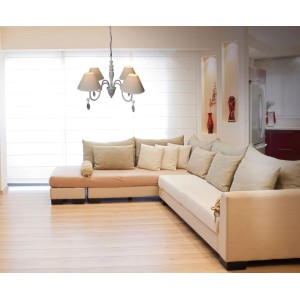 Näve Kronleuchter Castellum Natur im Wohnzimmer, 4-flammige Deckenleuchte mit Textilschirm.