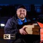 Mann liefert mit der Eufy Video-Türklingel überwachte Pakete bei Nacht.