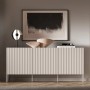 Modernes Selsey Sideboard Derriva 170 cm in Kaschmir mit drei gerillten Türen und schlanken Metallbeinen im Wohnzimmer.