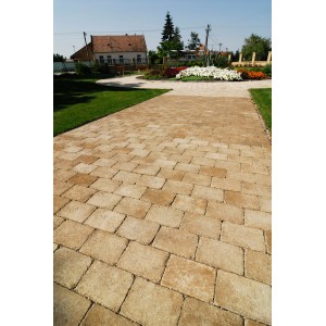 Premac Pflaster Graniko Ocker, 14x14x6 cm, verlegt als Gartenweg. Pflastersteine mit antiker Optik.