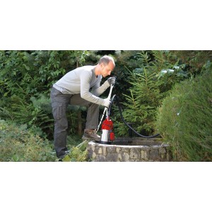 Einhell Tauchdruckpumpe GC-DW 900 N im Einsatz an einem Brunnen. Elektro-Pumpe mit Edelstahlgehäuse.
