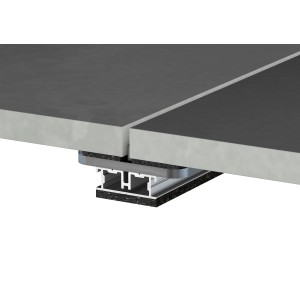 Schwarzes Aluprofil (45x15x2000 mm) für Terrassendielen, Detailansicht der Montage.