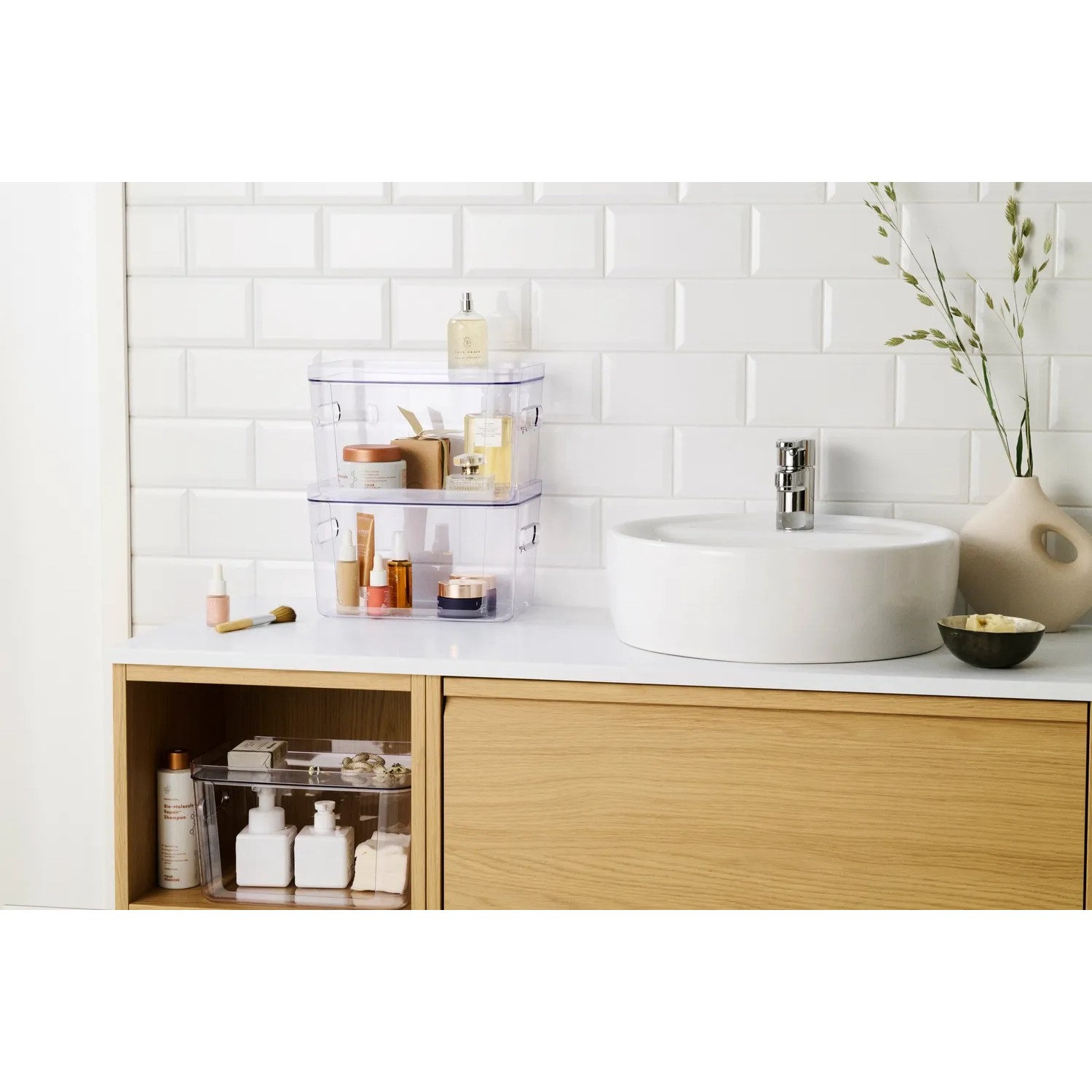 Transparente SmartStore Compact Access Aufbewahrungsboxen im Badezimmer.