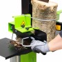 Zipper Holzspalter HS8TN beim Spalten von Holz. Vertikaler Holzspalter mit Zwei-Hand-Bedienung.