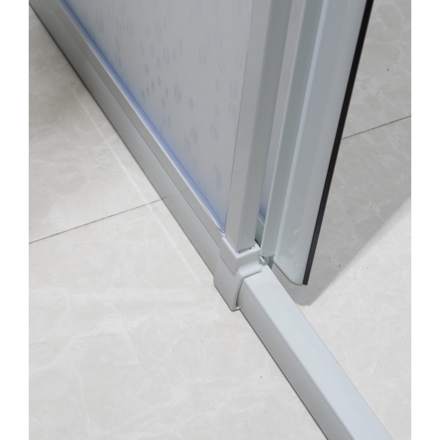 Detailansicht: Sanotechnik Eckdusche mit weißem Rahmen und Acrylglas.