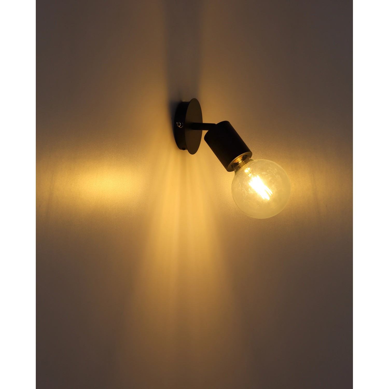 Schwarzer Globo Spot Hermine mit E27 Fassung an Wand montiert und eingeschaltet.