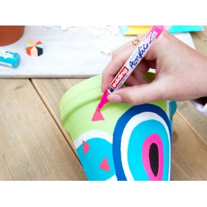 Edding 5100 Acrylmarker in Telemagenta beim Bemalen eines Blumentopfs.