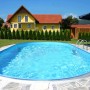 Ovaler Summer Fun Stahlwandpool FARO, 600x320x120 cm, eingebaut im Garten mit Leiter.