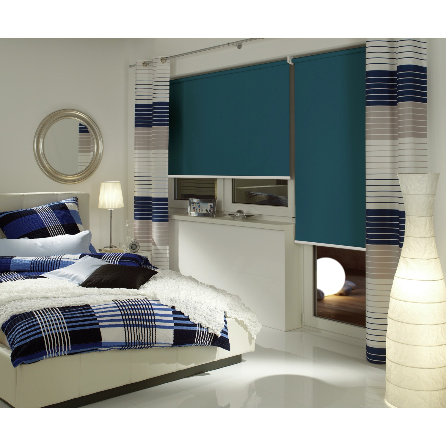 Dunkelblaues Gardinia Verdunkelungsrollo Blackout, 162x180 cm, im Schlafzimmer.