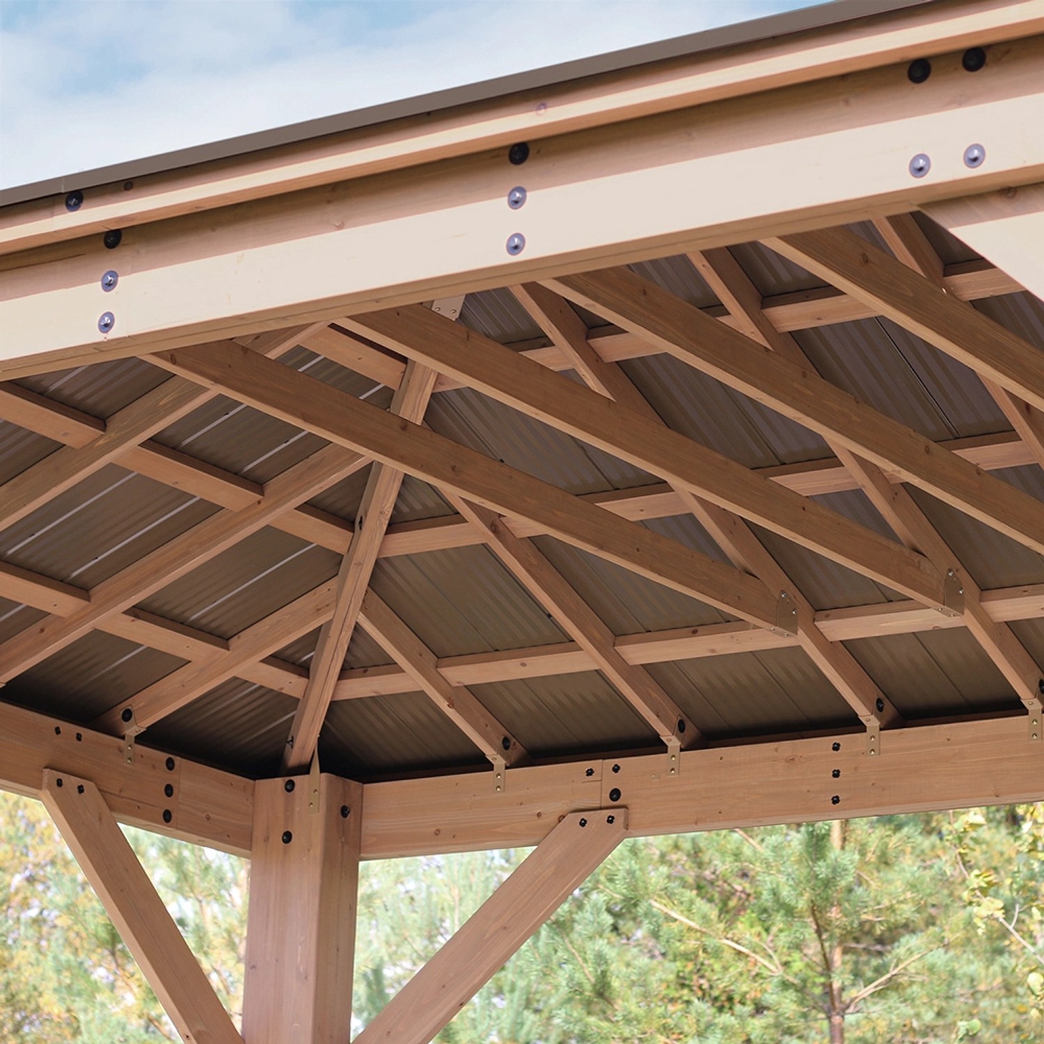 Detailansicht des Holz Pavillon Devon mit Aluminiumdach und stabilen Holzpfosten.