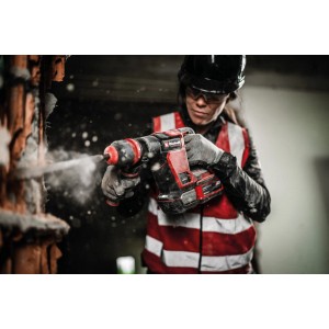 Einhell Akku-Abbruchhammer TP-DH 18/4 in Aktion beim Stemmen von Mauerwerk.