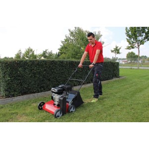 Einhell Benzin-Vertikutierer GC-SC 2240 P im Einsatz auf Rasenfläche.