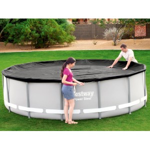 Bestway Flowclear Poolabdeckung (Ø 427 cm) aus PVC, schwarz, wird von zwei Personen auf einem Pool befestigt.