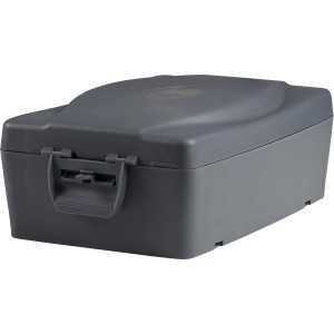 Graue Wetterschutzbox mit Steckdosenleiste und Zeitschaltuhr für den Außenbereich.