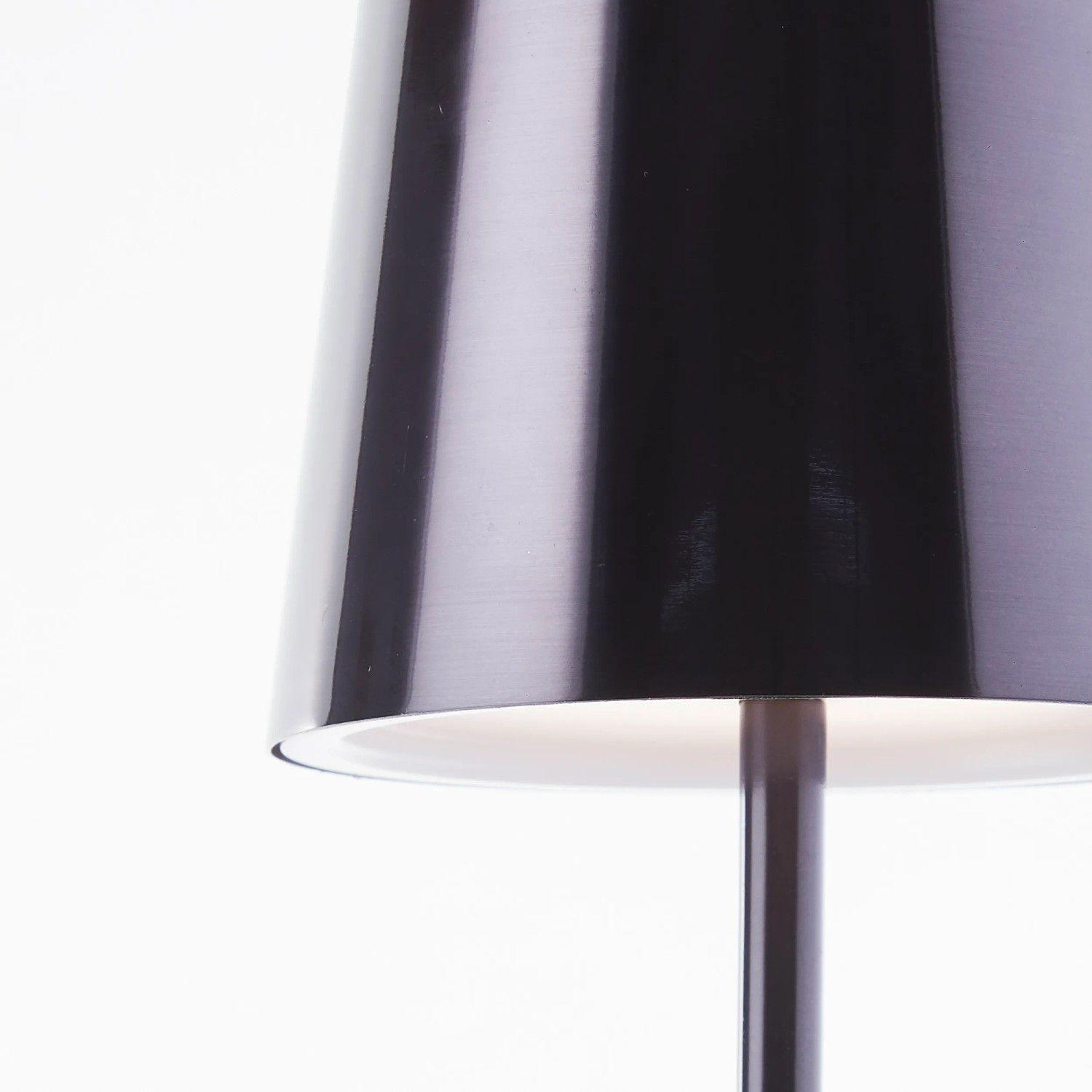 Brilliant Akku-Tischleuchte Xaana, schwarz verchromt, LED, dimmbar.