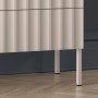 Selsey Sideboard Derriva, Kaschmir, mit gerillten Fronten und schlanken Metallbeinen auf Holzparkett.